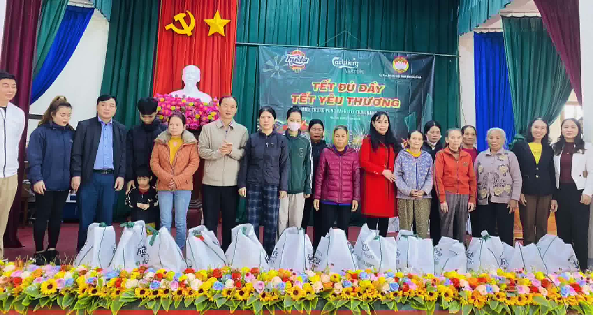 Công ty TNHH Thương mại Bia Carlsberg Việt Nam trao quà Tết cho các hộ dân có hoàn cảnh khó khăn tại xã Đức Thịnh