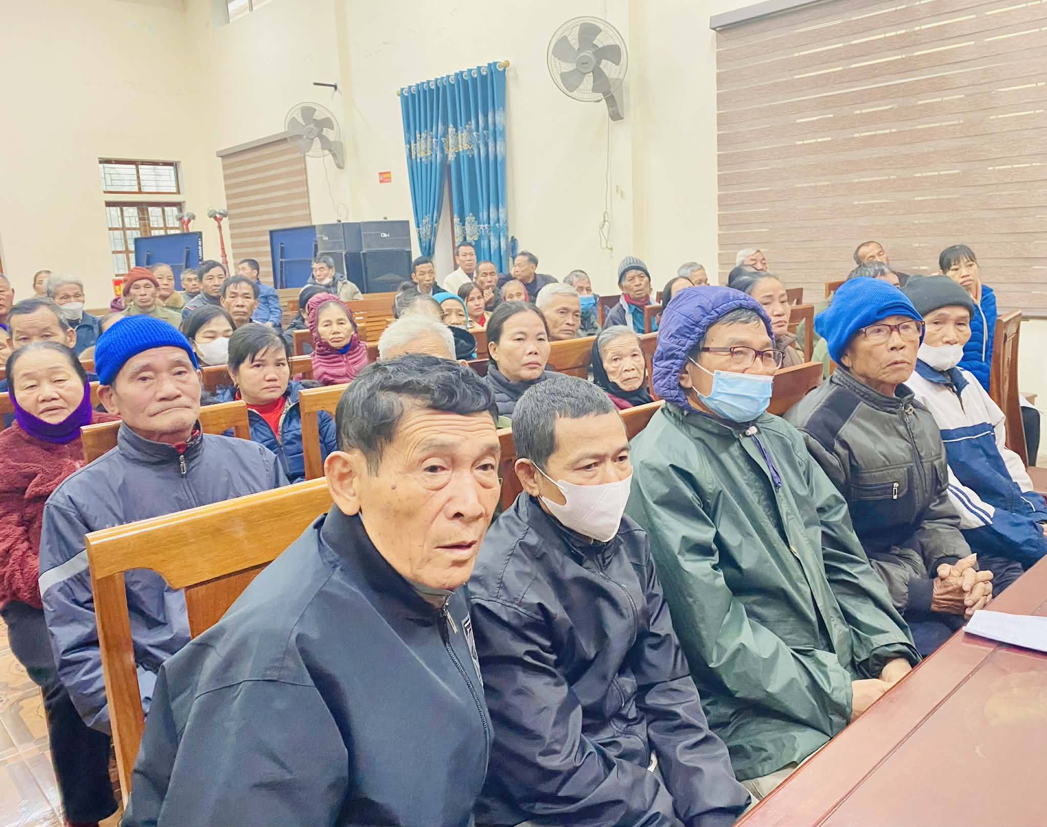 ảnh b&agrave; con nhận qu&agrave; 2.jpg