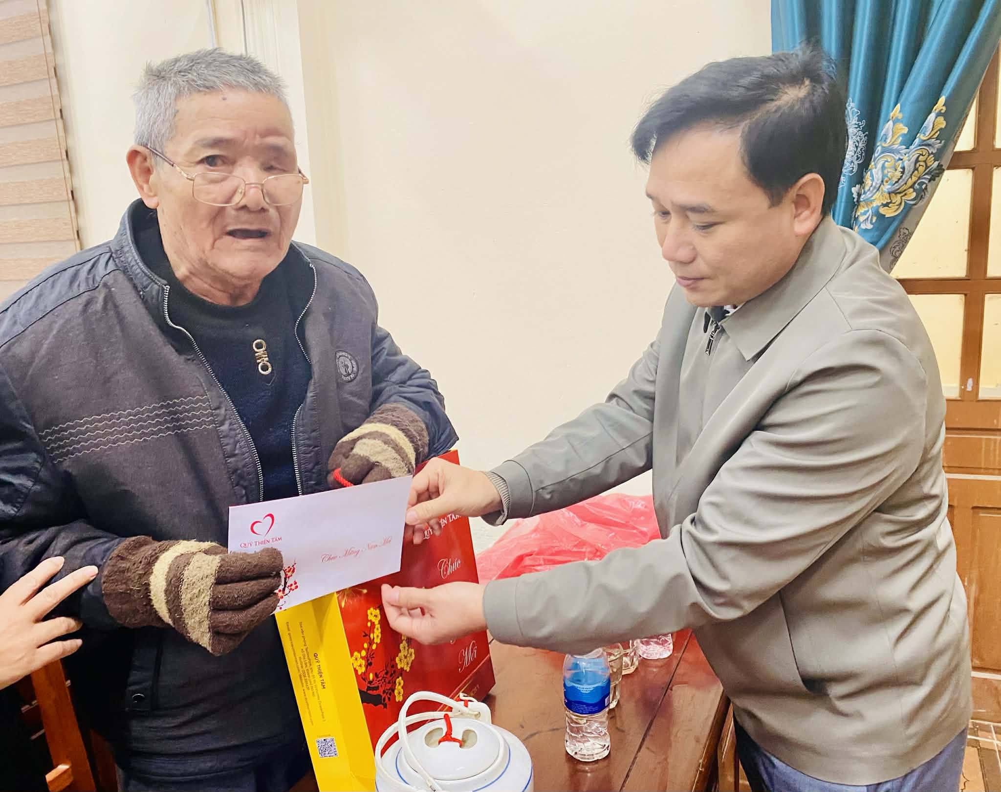 ảnh anh văn trao qu&agrave;.jpg