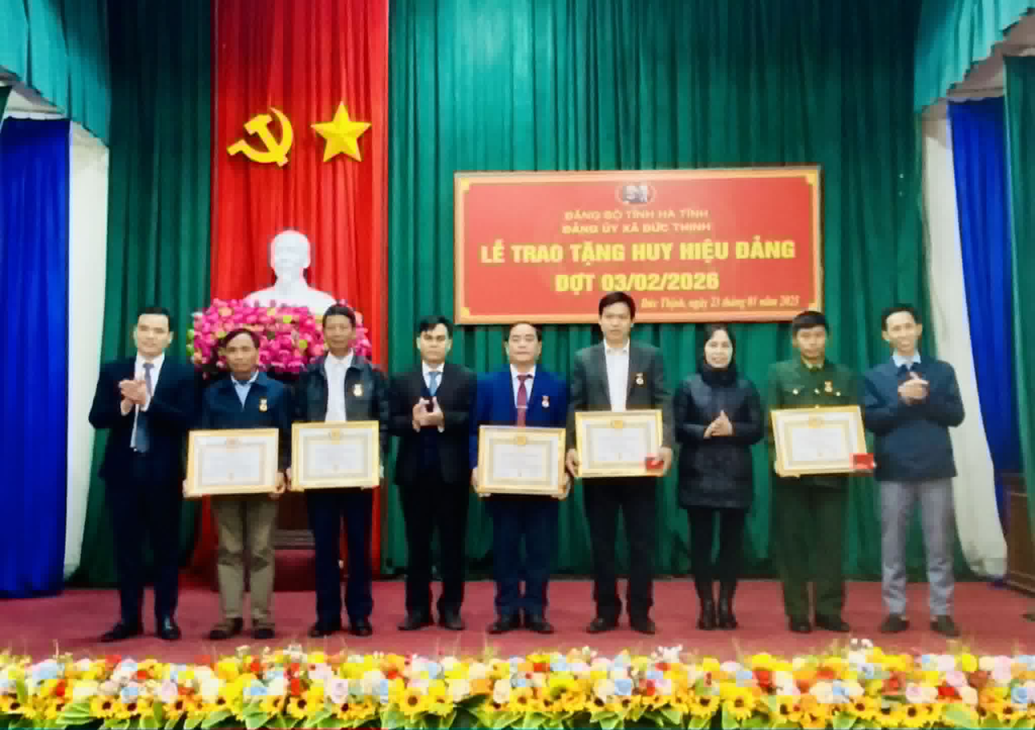 ảnh anh dũng trao huy hiệu đảng.jpg