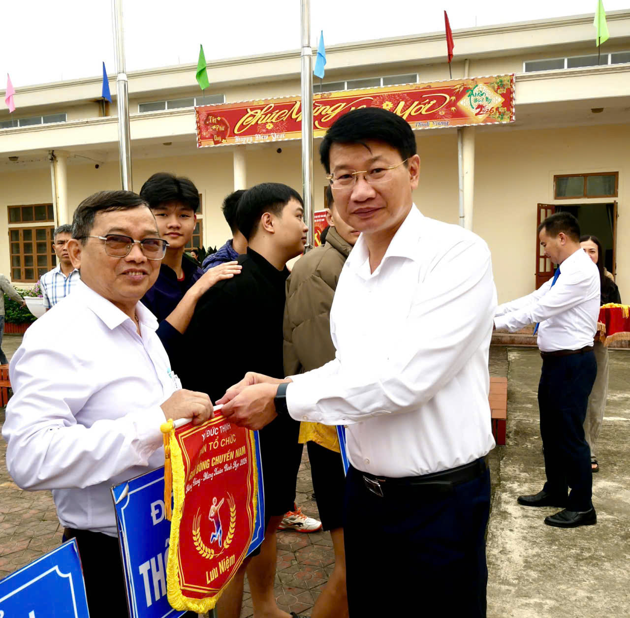 anh đức trao cờ.jpg