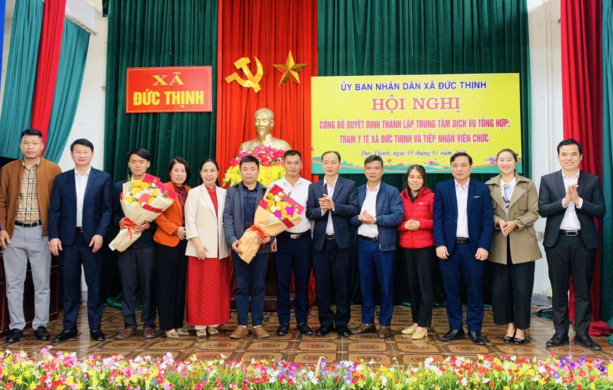 UBND XÃ  ĐỨC THỊNH CÔNG BỐ QUYẾT ĐỊNH THÀNH LẬP TRUNG TÂM DỊCH VỤ TỔNG HỢP; TRẠM Y TẾ XÃ ĐỨC THỊNH VÀ TIẾP NHẬN VIÊN CHỨC