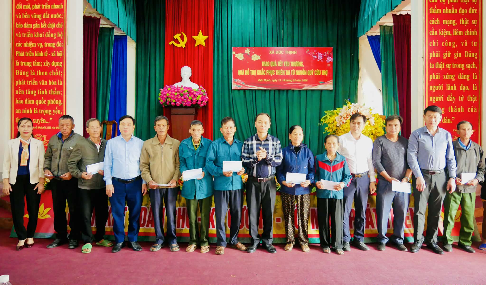 606 hộ dân xã Đức Thịnh nhận kinh phí hỗ trợ khắc phục thiệt hại do mưu lũ gây ra từ nguồn hỗ trợ của Ban vận động cứu trợ Trung ương.