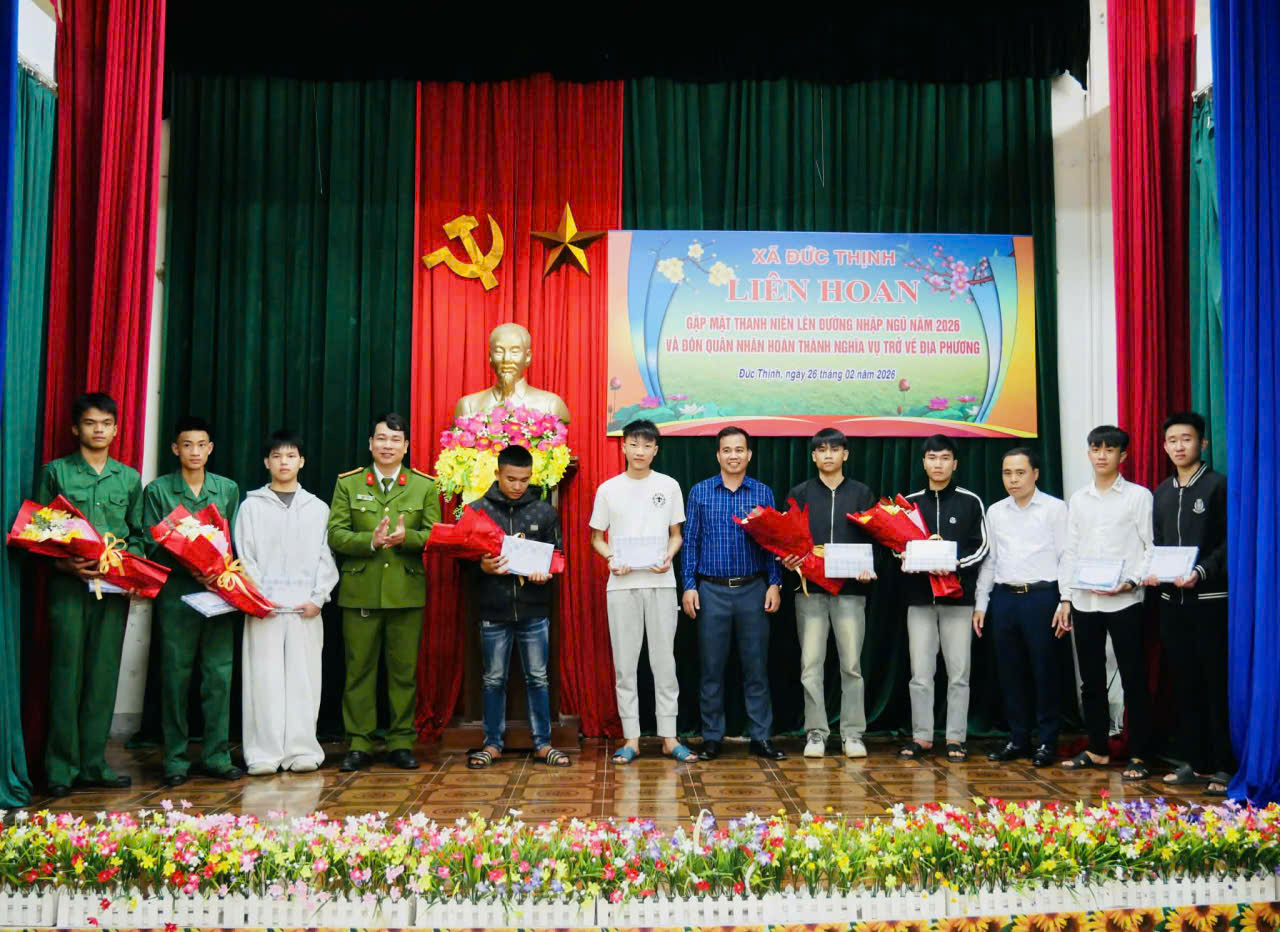 anh thể trao qu&agrave; 1.jpg