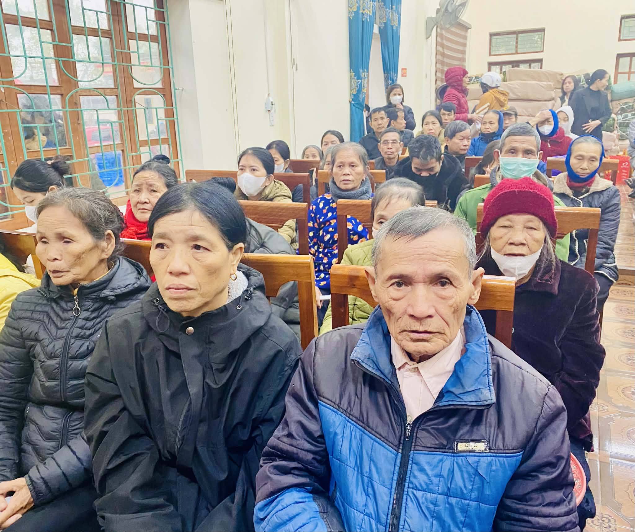 ảnh b&agrave; con đến nhận qu&agrave;.jpg