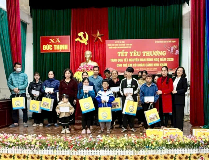 Trao quà Tết cho trẻ em có hoàn cảnh khó khăn tại xã Đức Thịnh 