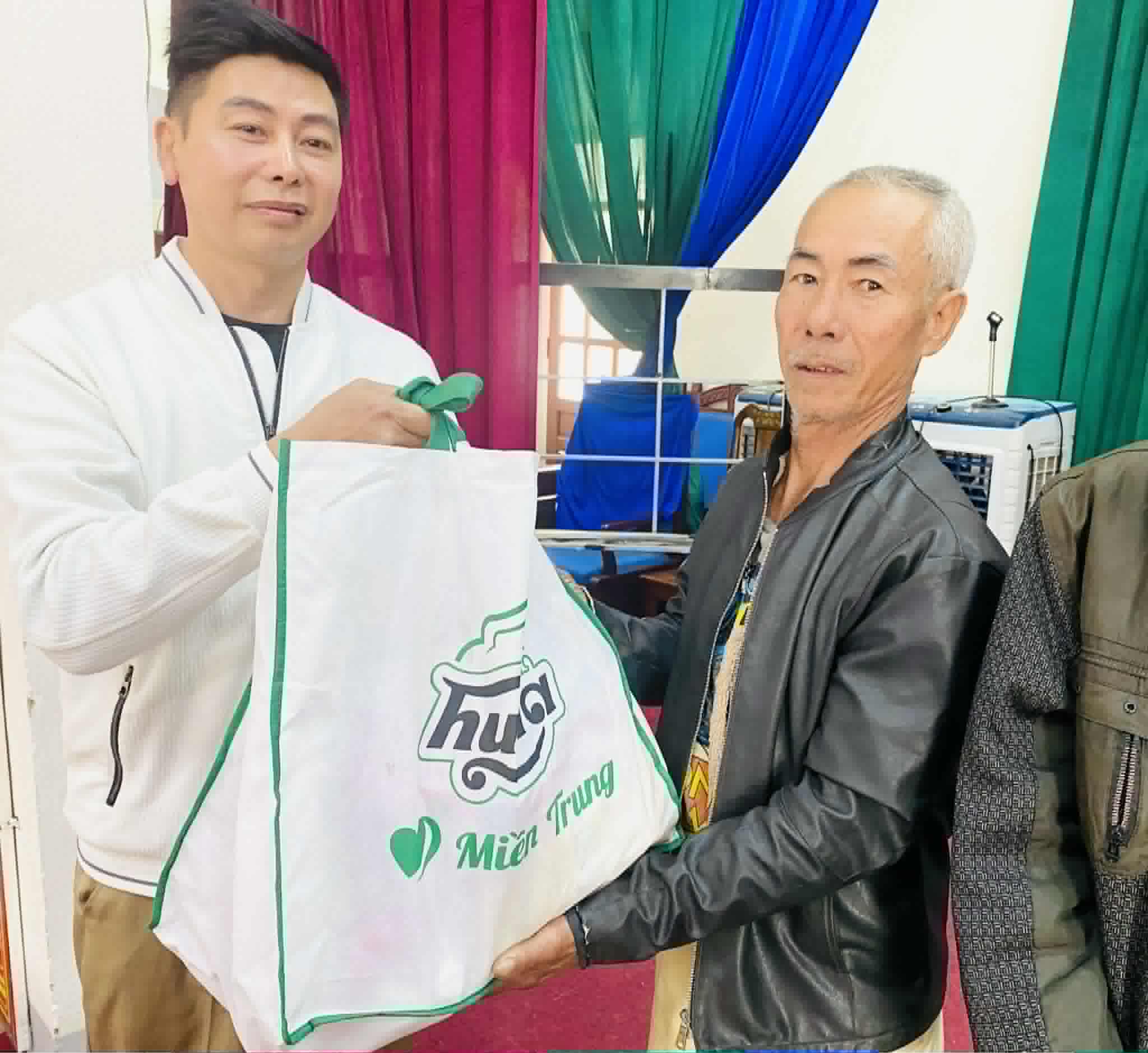 ảnh c&ocirc;ng ty trao qu&agrave;.jpg