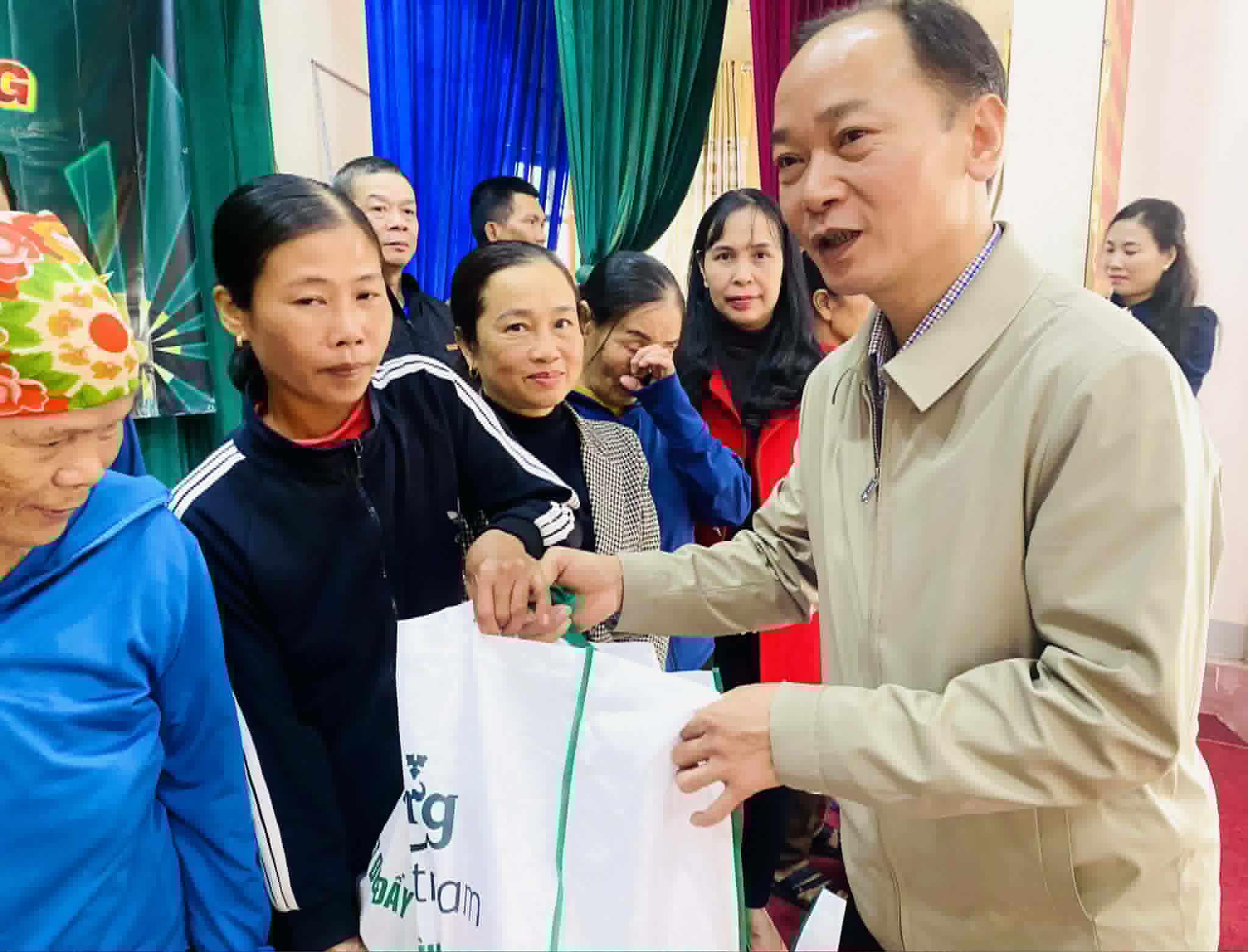 ảnh b&iacute; thư trao qu&agrave;.jpg