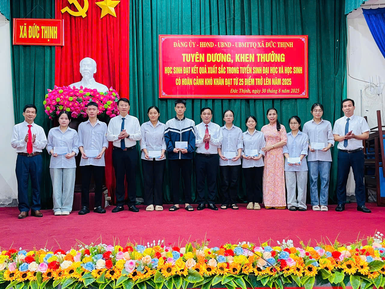 Đức Thịnh trao thưởng học sinh đạt thành tích cao trong kỳ thi đại học