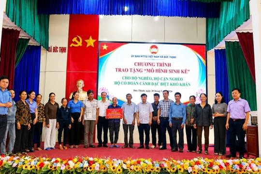 Đức Thịnh trao tặng “Mô hình sinh kế” cho 15 hộ nghèo, cận nghèo và hộ đặc biệt khó khăn 