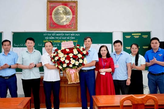Lãnh đạo xã Đức Thịnh thăm, động viên Hội đồng coi thi tốt nghiệp THPT năm 2026