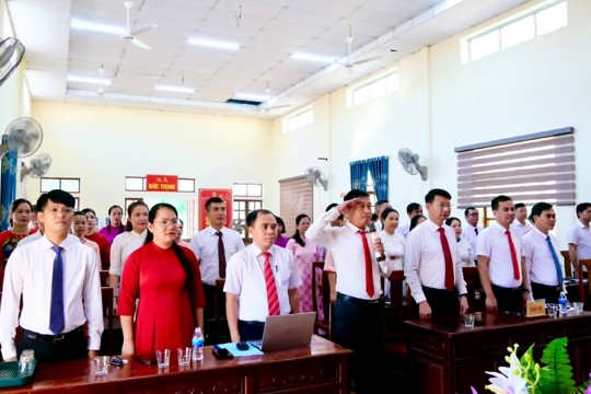 Đảng bộ cơ quan UBND xã Đức Thịnh tổ chức lễ chào cờ tháng 6/2026