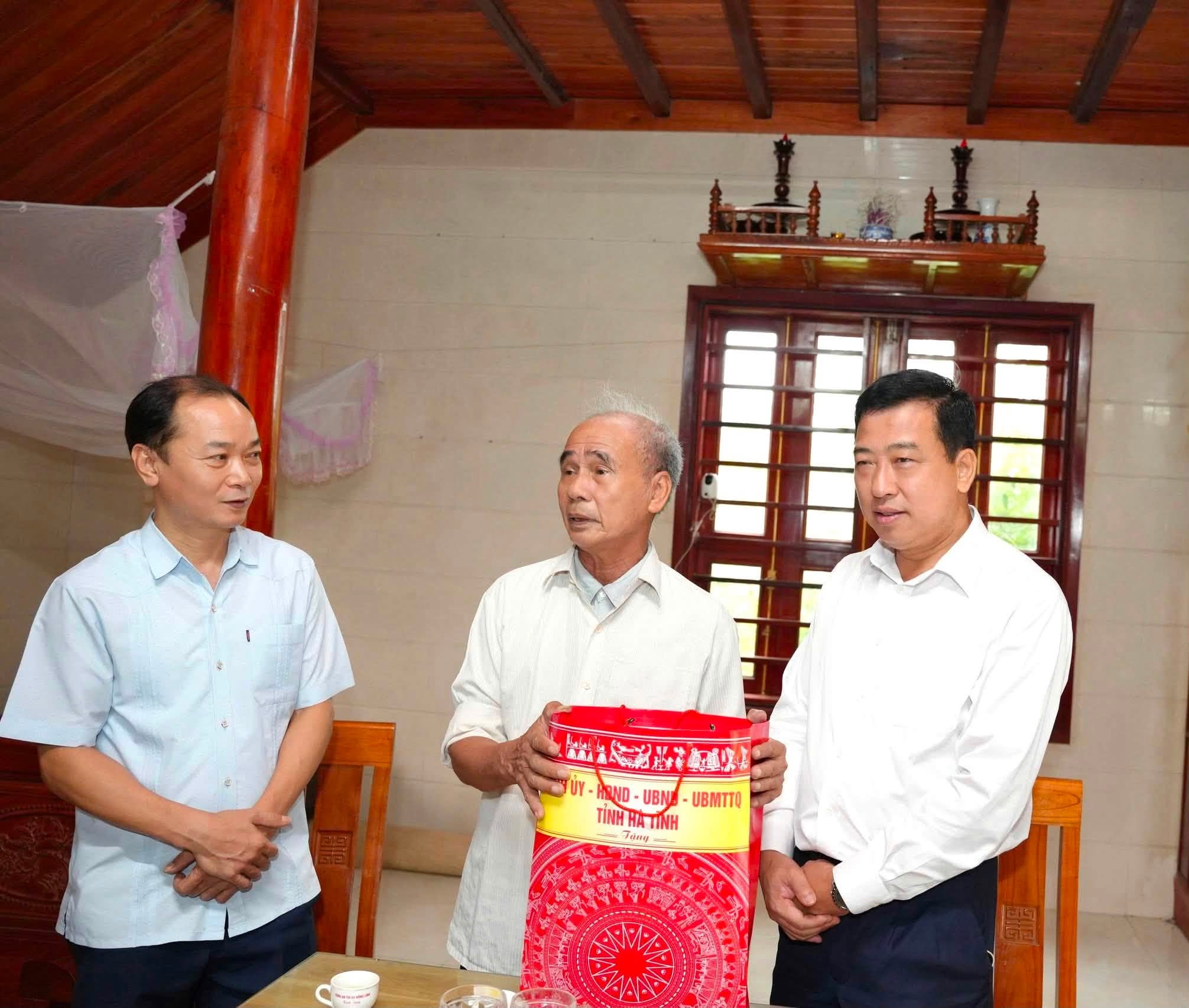 Đồng chí Trần Tú Anh - Uỷ viên Ban Thường vụ Tỉnh uỷ, Chủ nhiệm Uỷ ban Kiểm tra Tỉnh uỷ thăm, tặng quà gia đình người có công tại xã Đức Thịnh