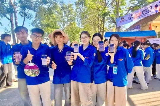 Tuổi trẻ Đức Thịnh xung kích hỗ trợ người dân cài đặt, sử dụng ứng dụng công dân số  i-HaTinh