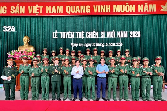Lãnh đạo xã Đức Thịnh thăm, động viên chiến sĩ mới tại Sư đoàn 324