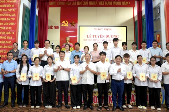 Đức Thịnh tuyên dương học sinh đạt kết quả xuất sắc trong kỳ thi tuyển sinh đại học năm 2026