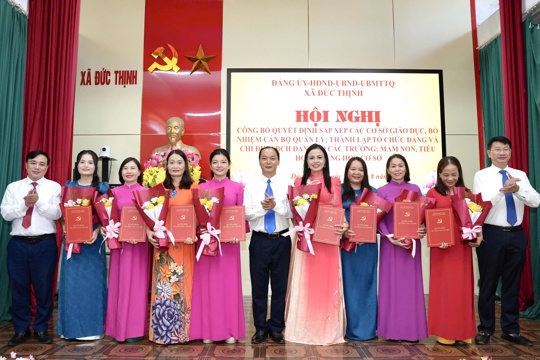 Đức Thịnh công bố các quyết định sắp xếp cơ sở giáo dục, tổ chức Đảng và công tác cán bộ 