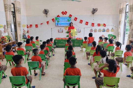 Trường Mầm non Đức Dũng tăng cường trang bị kỹ năng phòng chống đuối nước cho trẻ trước kỳ nghỉ hè 