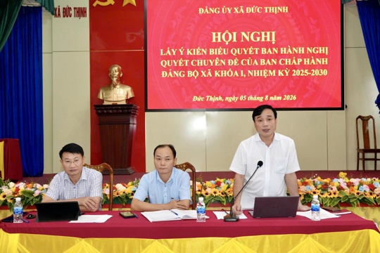 Ban Chấp hành Đảng bộ xã Đức Thịnh biểu quyết thông qua hai nghị quyết chuyên đề về phát triển công nghiệp, kinh tế tư nhân và tập trung, tích tụ ruộng đất