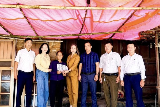 Nhóm thiện nguyện " Tết làm điều phúc" hỗ trợ 30 triệu đồng xây dựng nhà ở cho hộ khó khăn tại xã Đức Thịnh