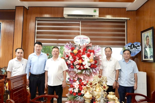 Lãnh đạo xã Đức Thịnh thăm, chúc mừng doanh nghiệp, HTX nhân Ngày Doanh nhân Việt Nam 13/10 