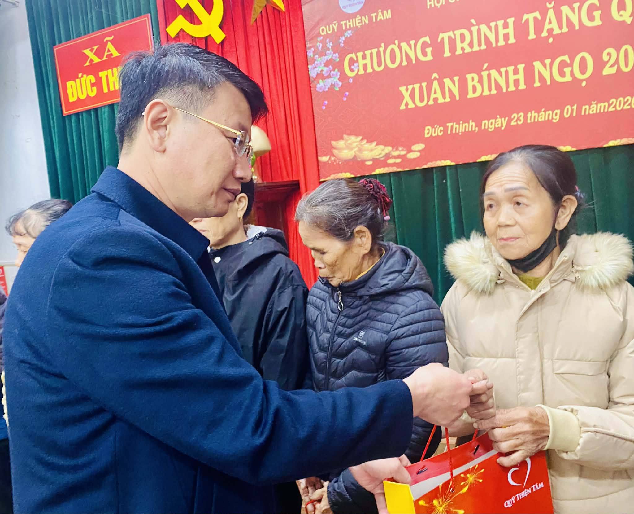 ảnh chủ tịch trao quà.jpg