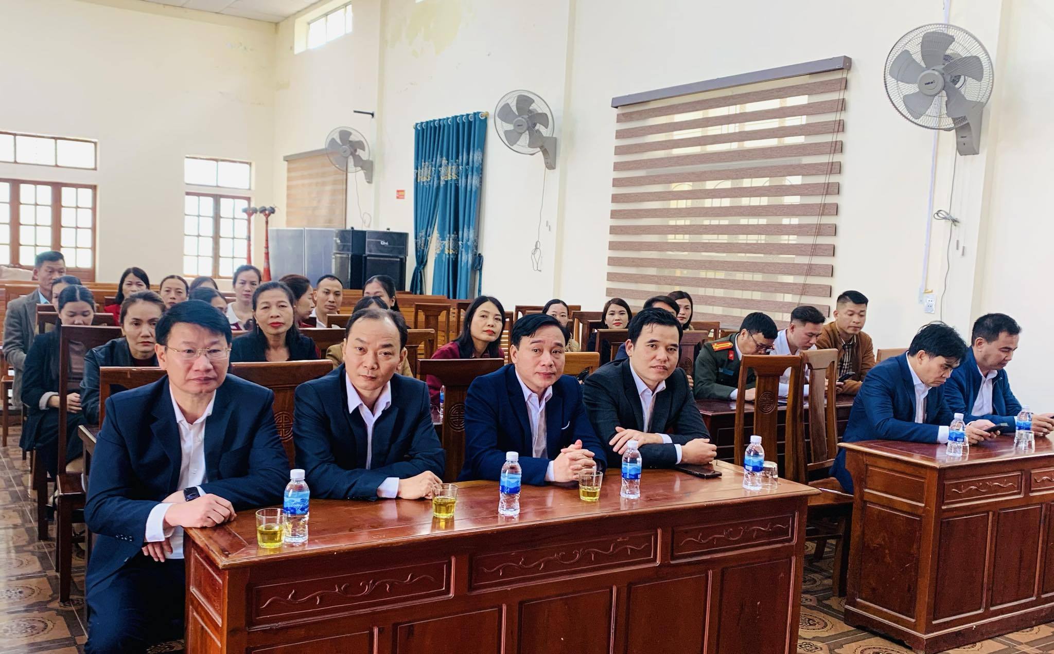 ảnh b&agrave;n đại biểu anh quang.jpg